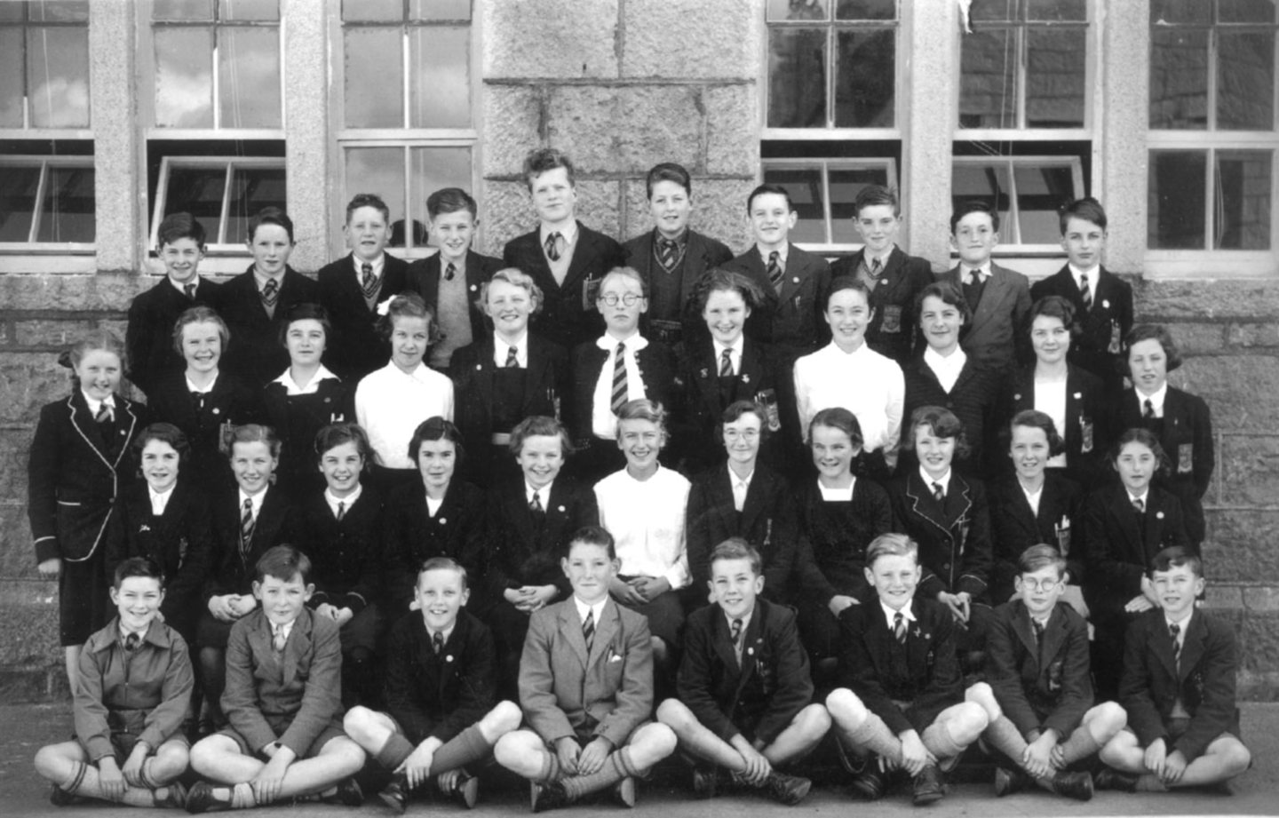 A class at Inverurie Academy in four long rows
