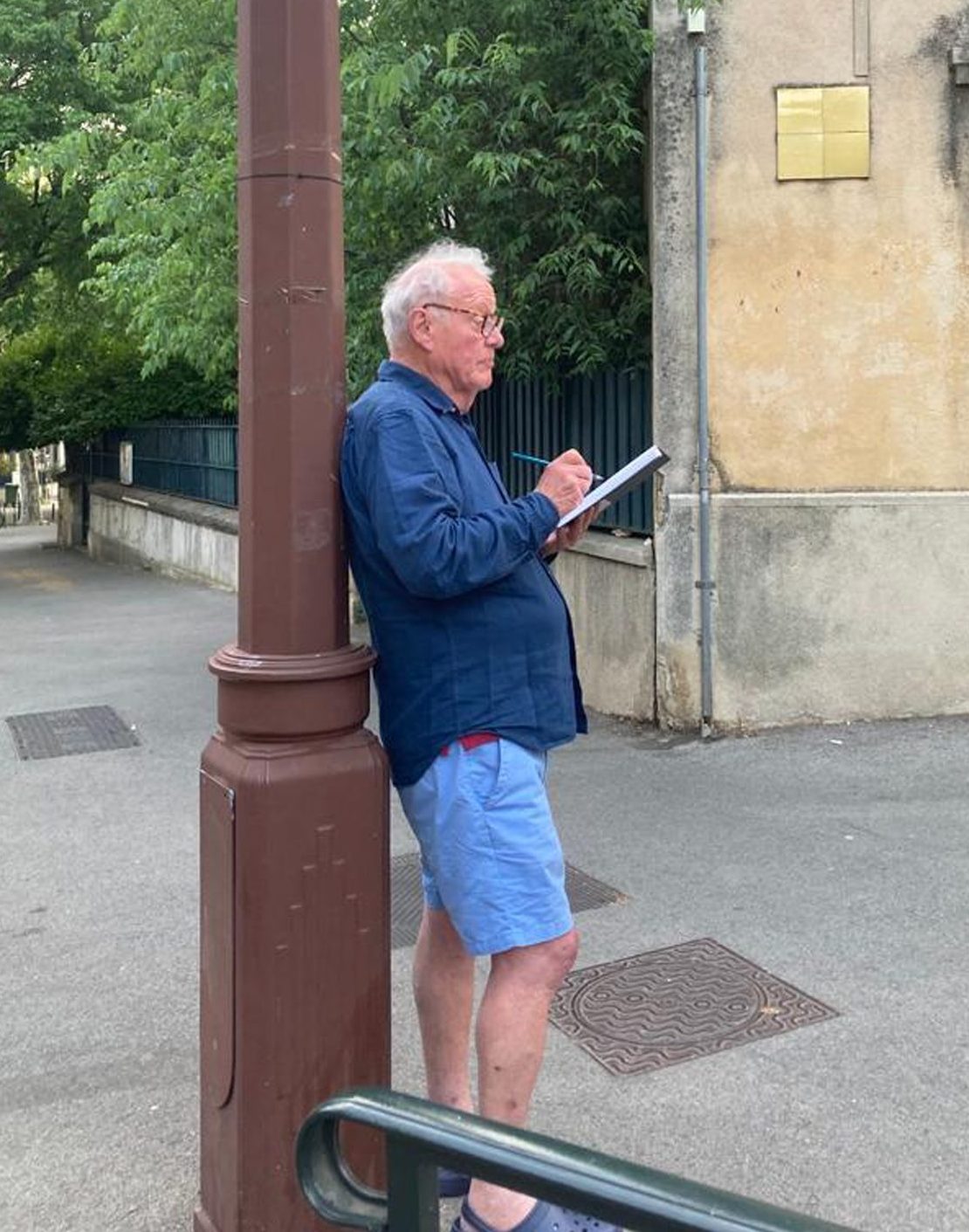 Andrew Hunter sketching against a lamppost 