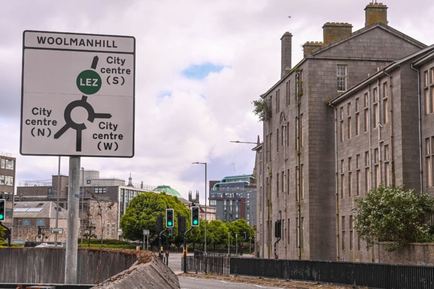 An Aberdeen street sign with LEZ added