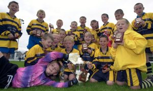 Byron Munich celebrate their Scott Simpson Memorial Trophy win at Champion Street 2001. Back L-R: Ashley Tosh, Stuart, Wilson, Robert Fraser, Allan Smith, Warren Anderson, Richie Ross, Craig Thomson, Dean Ferries and Nicki Sinclair. Front L-R: Jamie Fraser, Stuart Fraser, Craig Milne, Martin Black, Greg Donald, Rachel Small, Stevie Boyle and Blair Hendry. Image: DC Thomson.