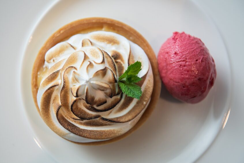 The lime tart with Italian meringue and raspberry sorbet