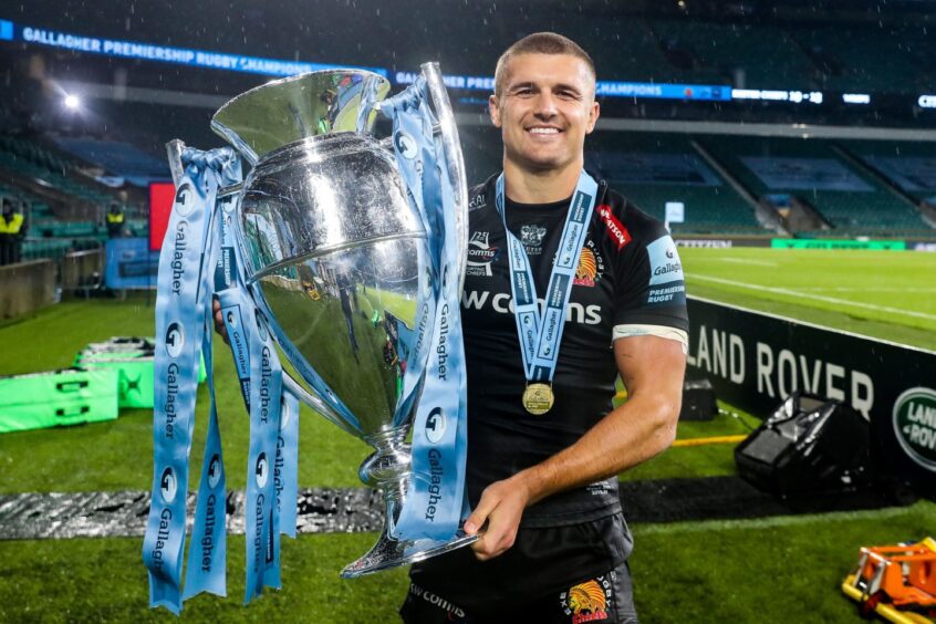 Henry Slade holding the Premiership trophy.