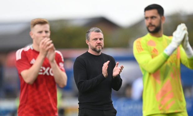 Aberdeen manger Jimmy Thelin with new signings Gavin Molloy (l) and Dimitar Mitov (r). Image: Shutterstock