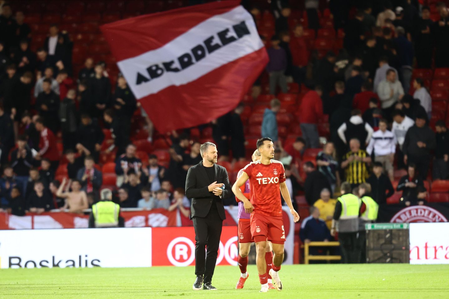 Aberdeen manager Jimmy Thelin applauds the club's fans after a 2-1 defeat of Airdrie. Image: Shutterstock 