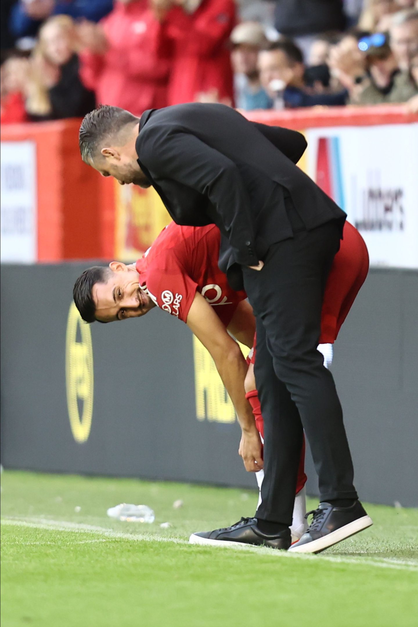 Jimmy Thelin pats Bojan Miovski of Aberdeen on the back as he's substituted on during the Premier Sports Scottish League Cup match against Airdrieonian. Image: Shutterstock 