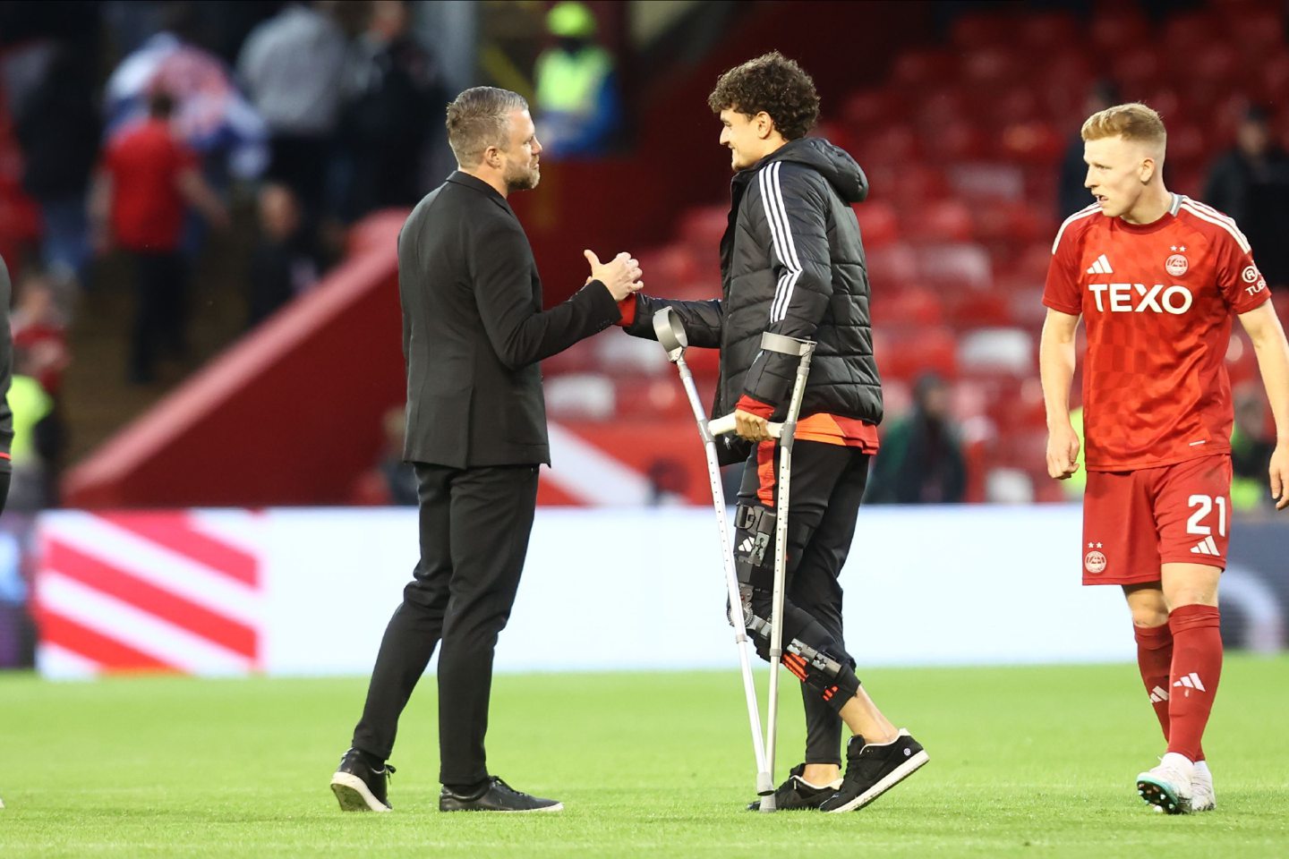 Aberdeen manager Jimmy Thelin shakes Dante Polvara's hand during the Premier Sports Scottish League Cup win against Airdrieonians at Pittodrie. Image: Shutterstock 