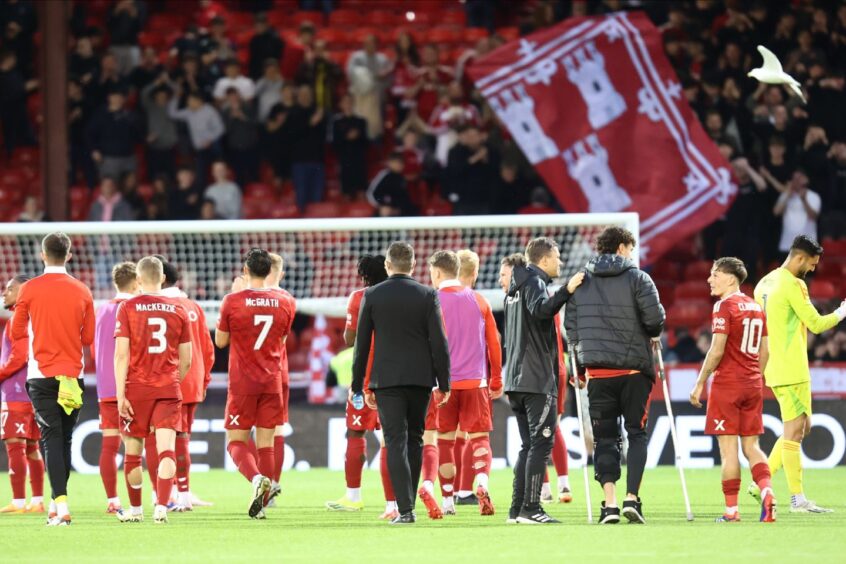 Aberdeen manager Jimmy Thelin and the Aberdeen players applaud the fans after the 2-1 defeat of Airdrie. Image: Shutterstock