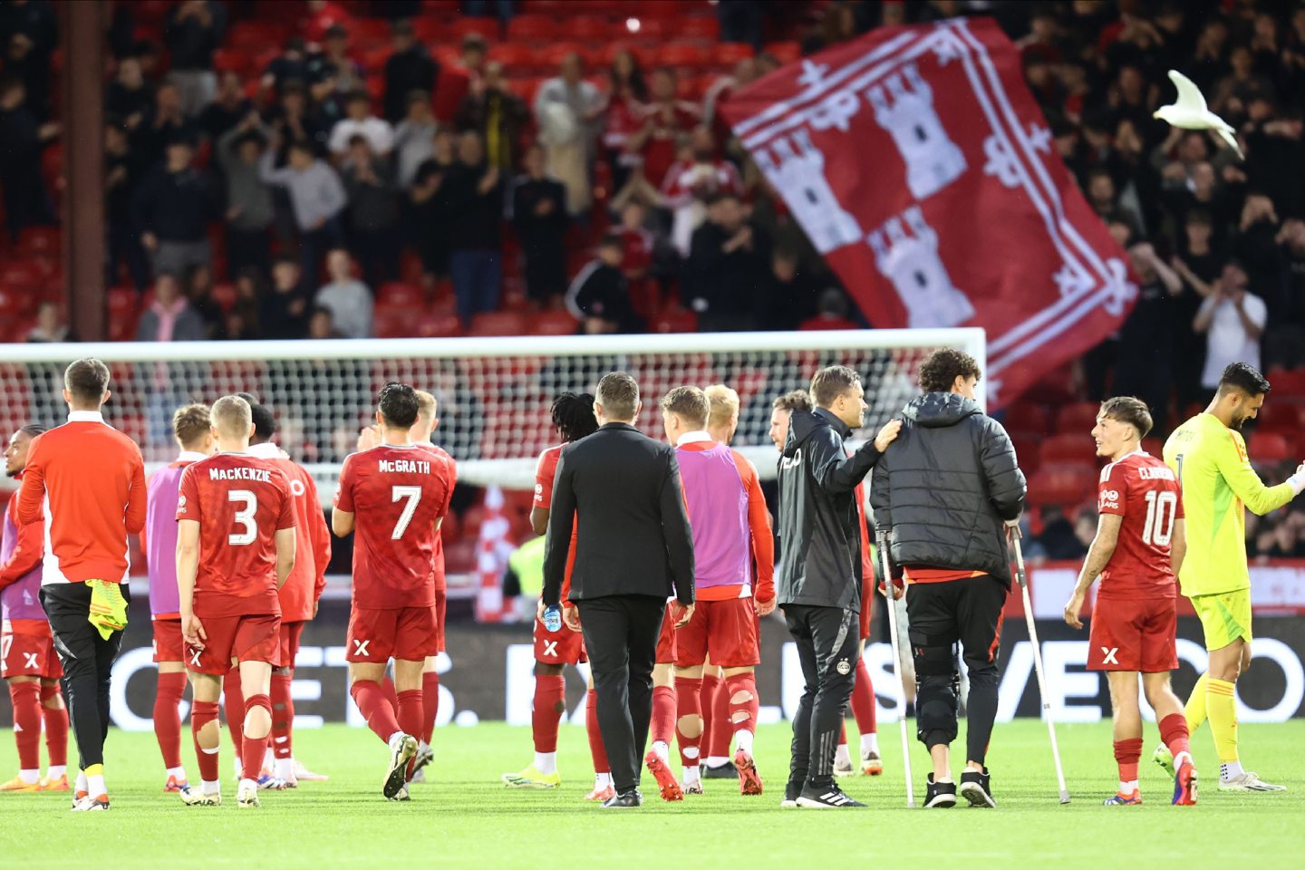 Aberdeen manager Jimmy Thelin and the Aberdeen players applaud the fans after the 2-1 defeat of Airdrie. Image: Shutterstock 