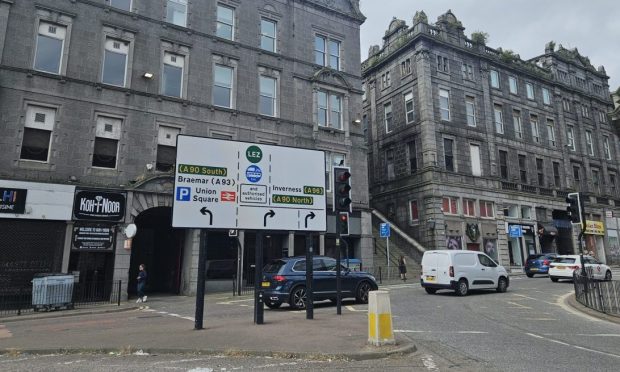 The sign showing the LEZ on Bridge Street, but not on Denburn Road. Image: Lauren Taylor