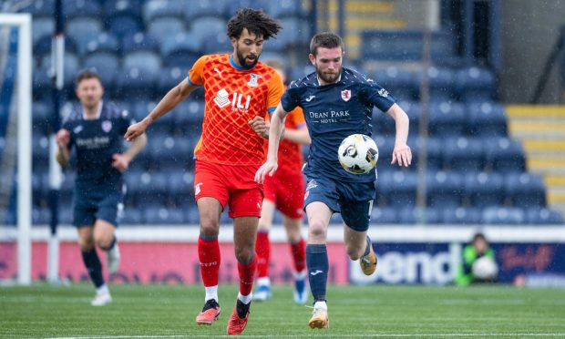 Raith's Sam Stanton (right) and Inverness defender Remi Savage. Image: Paul Devlin/SNS Group