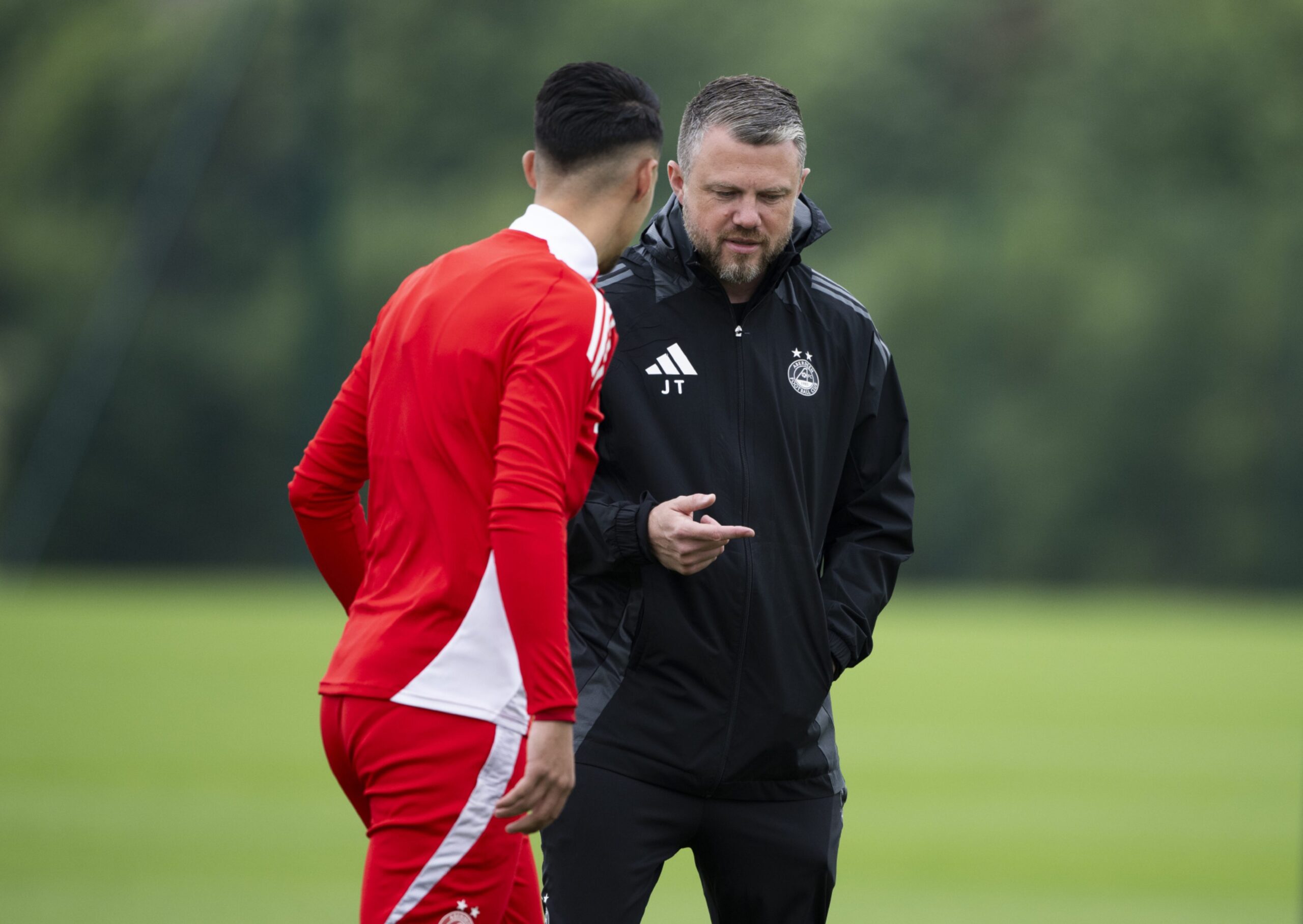 Aberdeen manager Jimmy Thelin speaks to Bojan Miovski during an Aberdeen training session at Cormack Park, on July 19, 2024, Image: SNS 