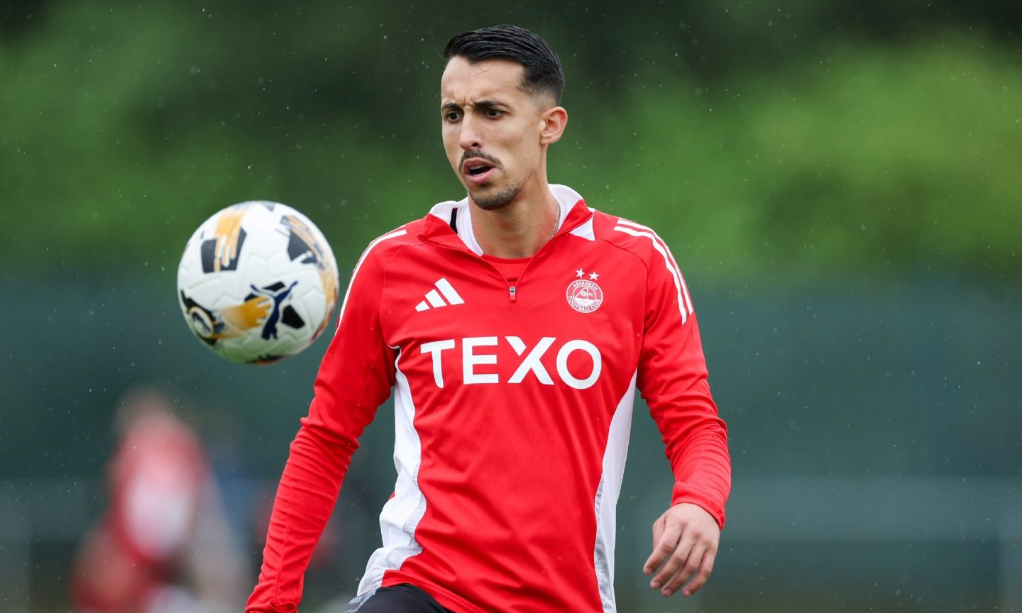 Aberdeen's Bojan Miovski warming up before a Premier Sports Cup group stage match at East Kilbride. Image SNS