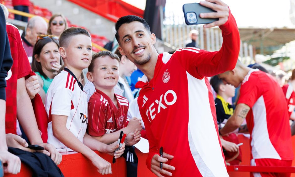 Bojan Miovski takes a picture with fans during an Aberdeen open training session at Pittodrie Stadium, on July 30, 2024. Image: SNS.