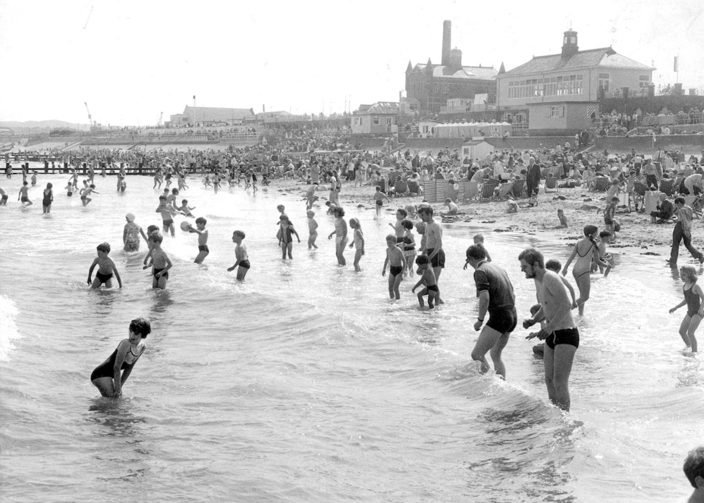 Crowds enjoyed themselves on a sunny day at a packed Aberdeen Beach, in a photo from July 1970. 