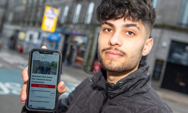 Hitham Hamada signs the Aberdeen bus gates petition.