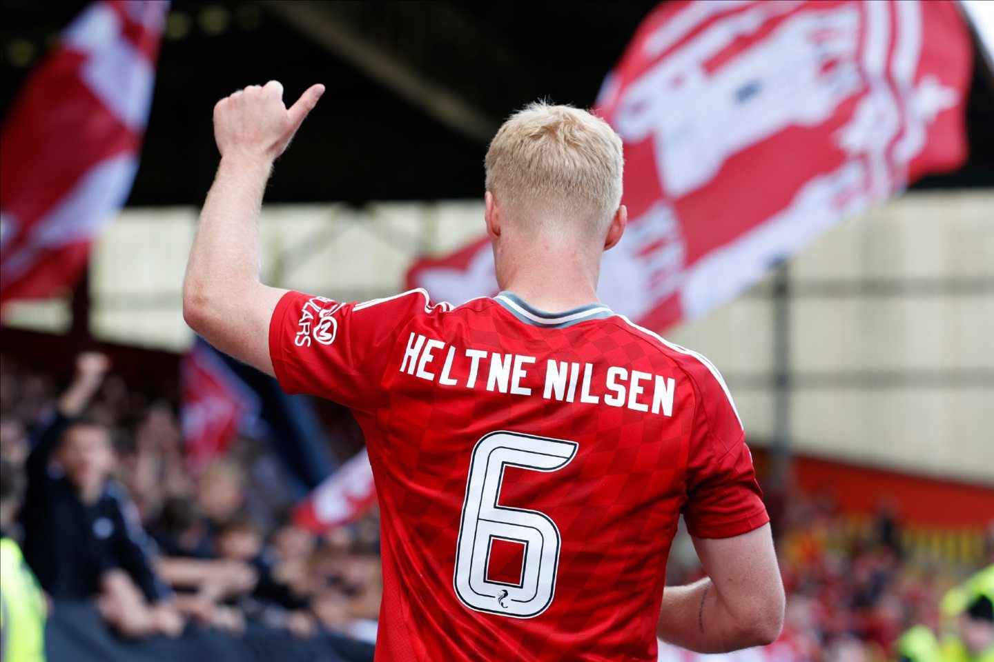 Sivert Heltne Nilsen applauds Aberdeen fans after the 3-1 defeat of St Mirren at Pittodrie. Image: Shutterstock 