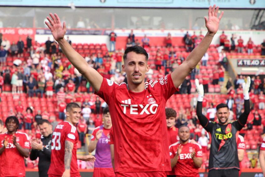 An emotional Bojan Miovski of Aberdeen waves goodbye to the fans after the 3-1 defeat of St Mirren. Image: Shutterstock