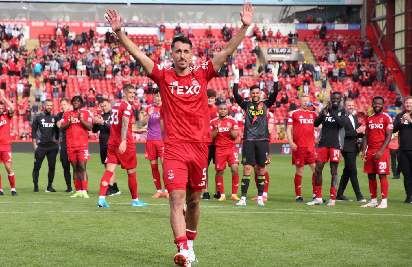 An emotional Bojan Miovski of Aberdeen waves goodbye to the Aberdeen fans after the 3-1 defeat of St Mirren. Image: Shutterstock