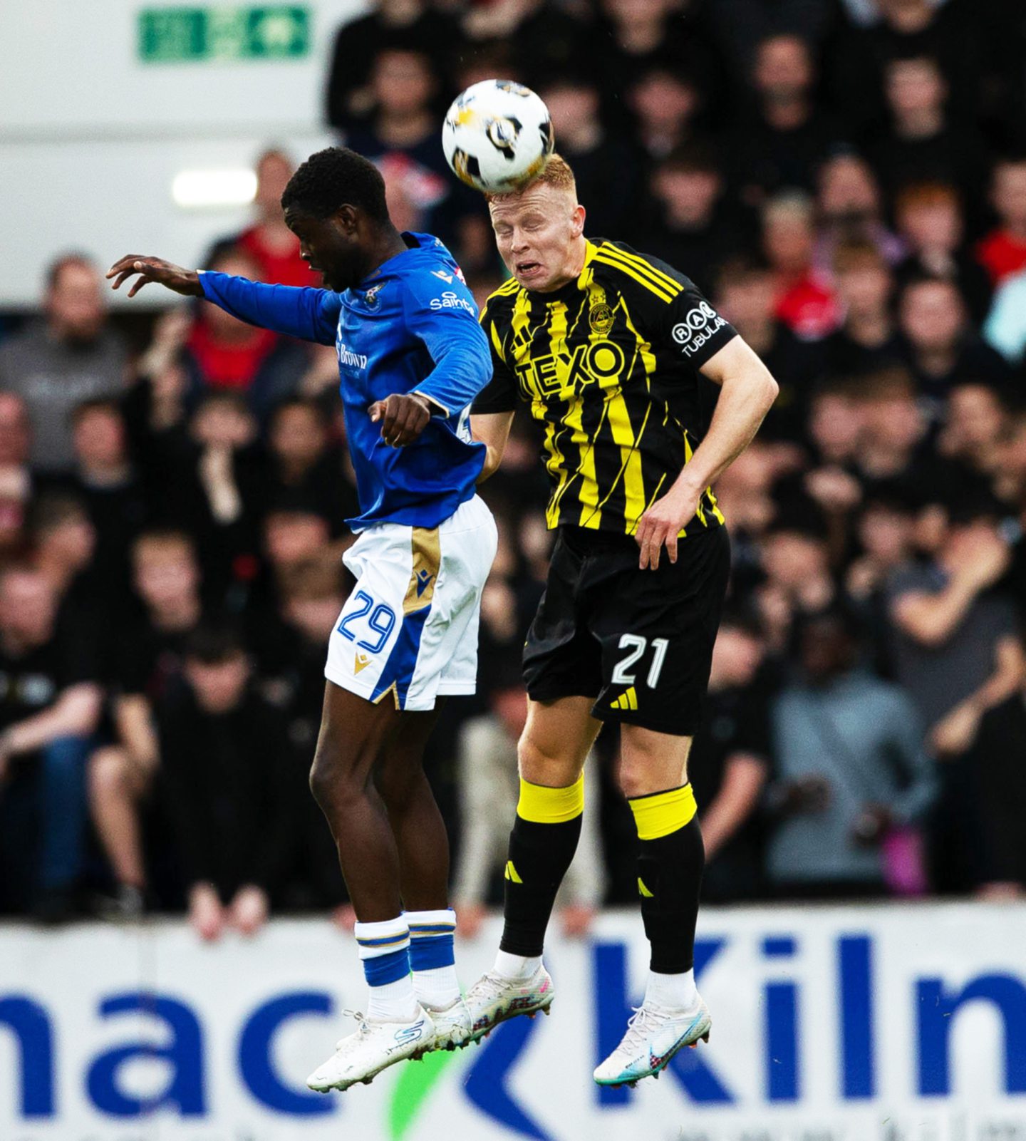 Aberdeen's Gavin Molloy and St Johnstone's Benjamin Kimpioka in action. Image: SNS