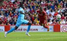 Aberdeen's Vicente Besuijen scores to make it 3-1 against St Mirren in the Premiership. Image: SNS.