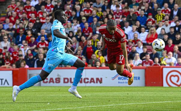 Aberdeen's Vicente Besuijen scores to make it 3-1 against St Mirren in the Premiership. Image: SNS.