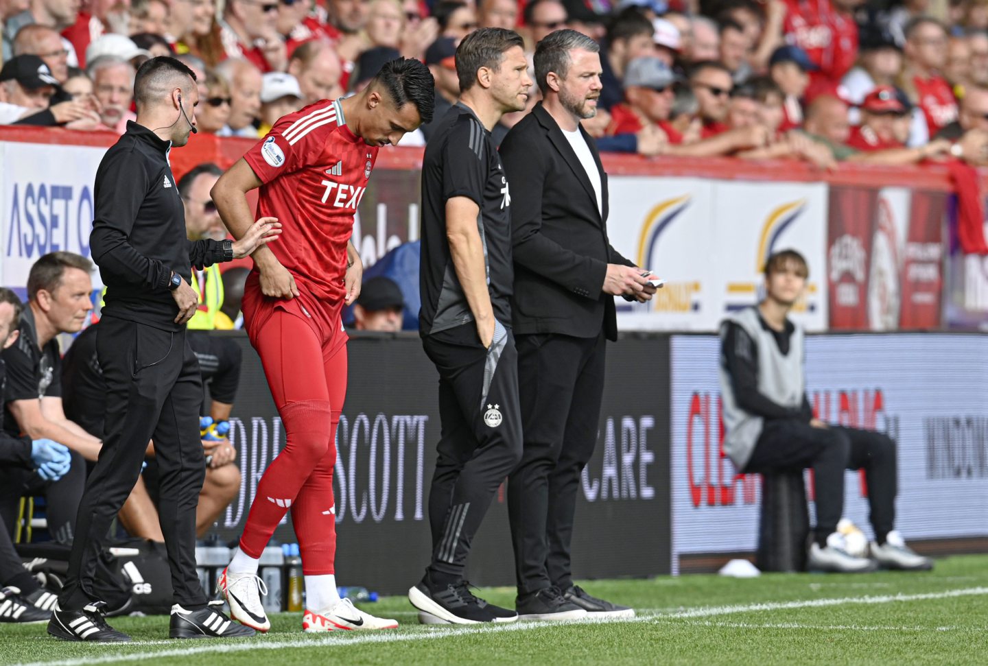  Aberdeen's Bojan Miovski is subbed on to say an emotional farewell to fans against St Mirren. Image: SNS 