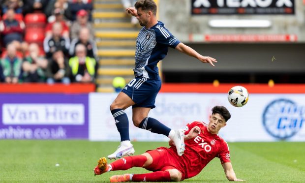 Aberdeen's Jack Milne and Queen's Park's Jack Turner in action. Image: SNS.