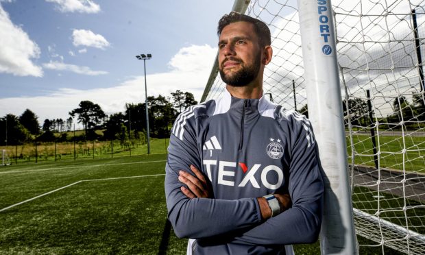 Aberdeen keeper Dimitar Mitov during a training session at Cormack Park. Image: SNS