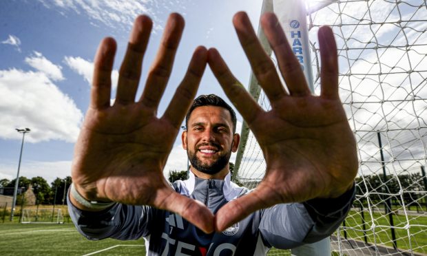 Aberdeen keeper Dimitar Mitov durin a training session at Cormack Park. Image: SNS