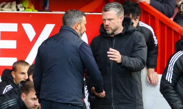 Kilmarnock manager Derek McInnes (L) and Aberdeen manager Jimmy Thelin shake hands at full time. Image: SNS.