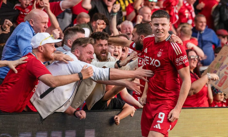 Aberdeen's Kevin Nisbet celebrates in front of the fans after scoring a dramatic late winner against Ross County. Image: SNS