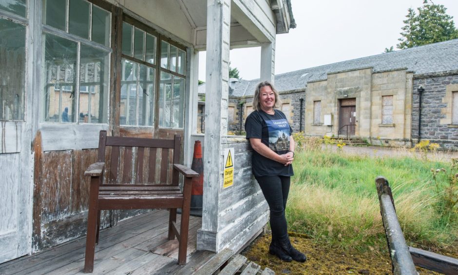 Marianne Nicolson outside Leanchoil Hospital buildings.