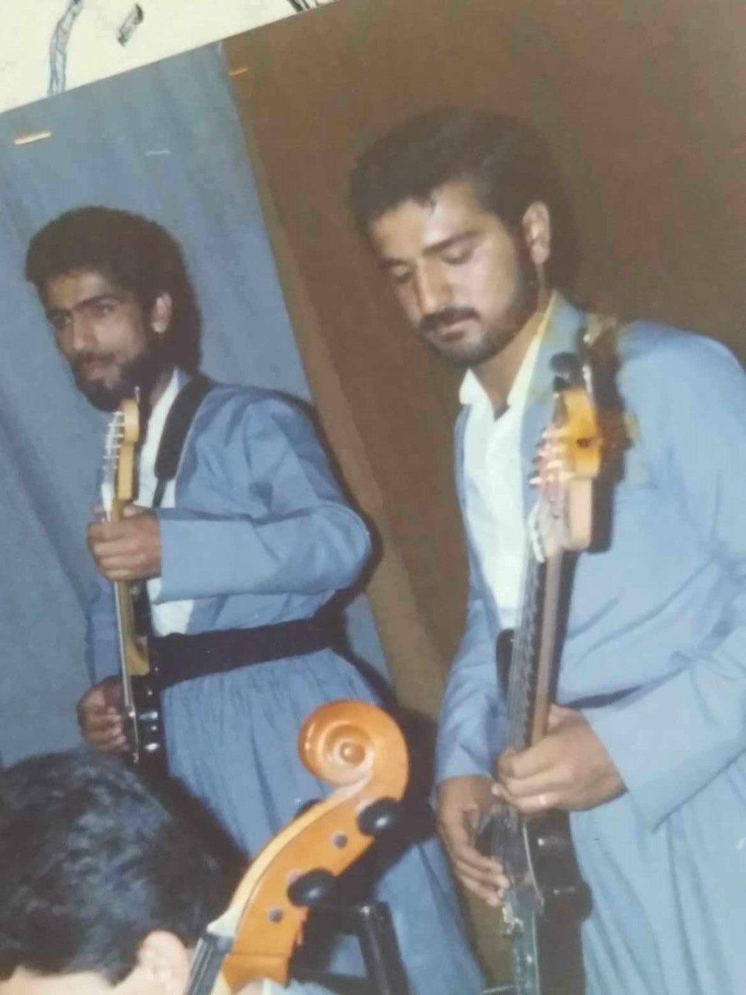 Soran Xurmale played bass guitar (right)