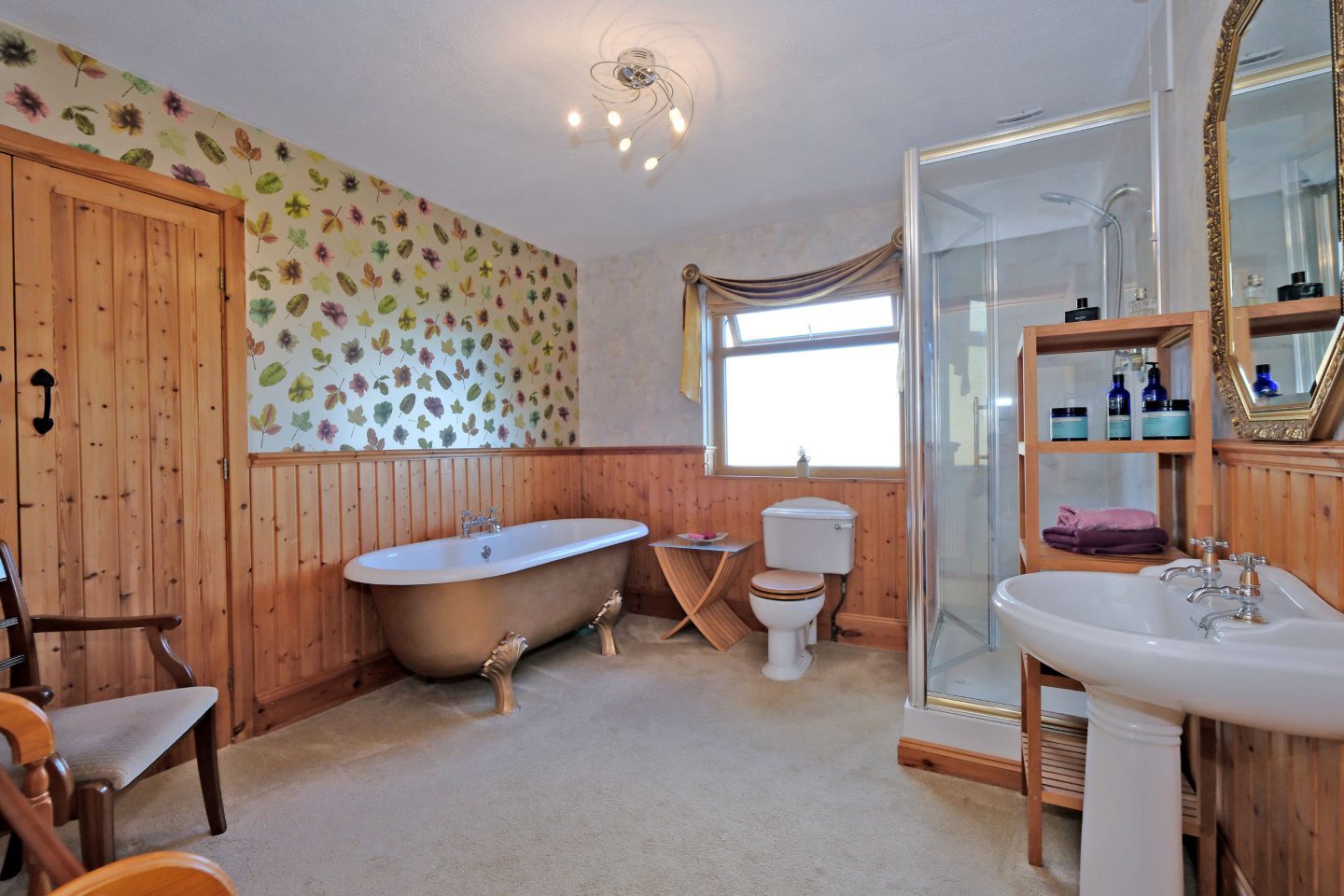 Large bathroom at Red Oak Steading