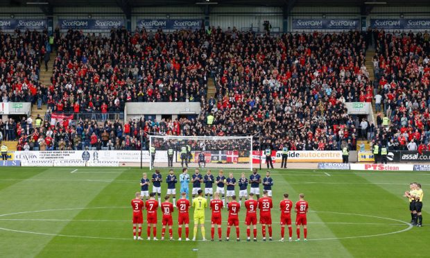 Aberdeen and Dundee during the minute's applause in memory of Fabian Caballero. Image: Shutterstock.