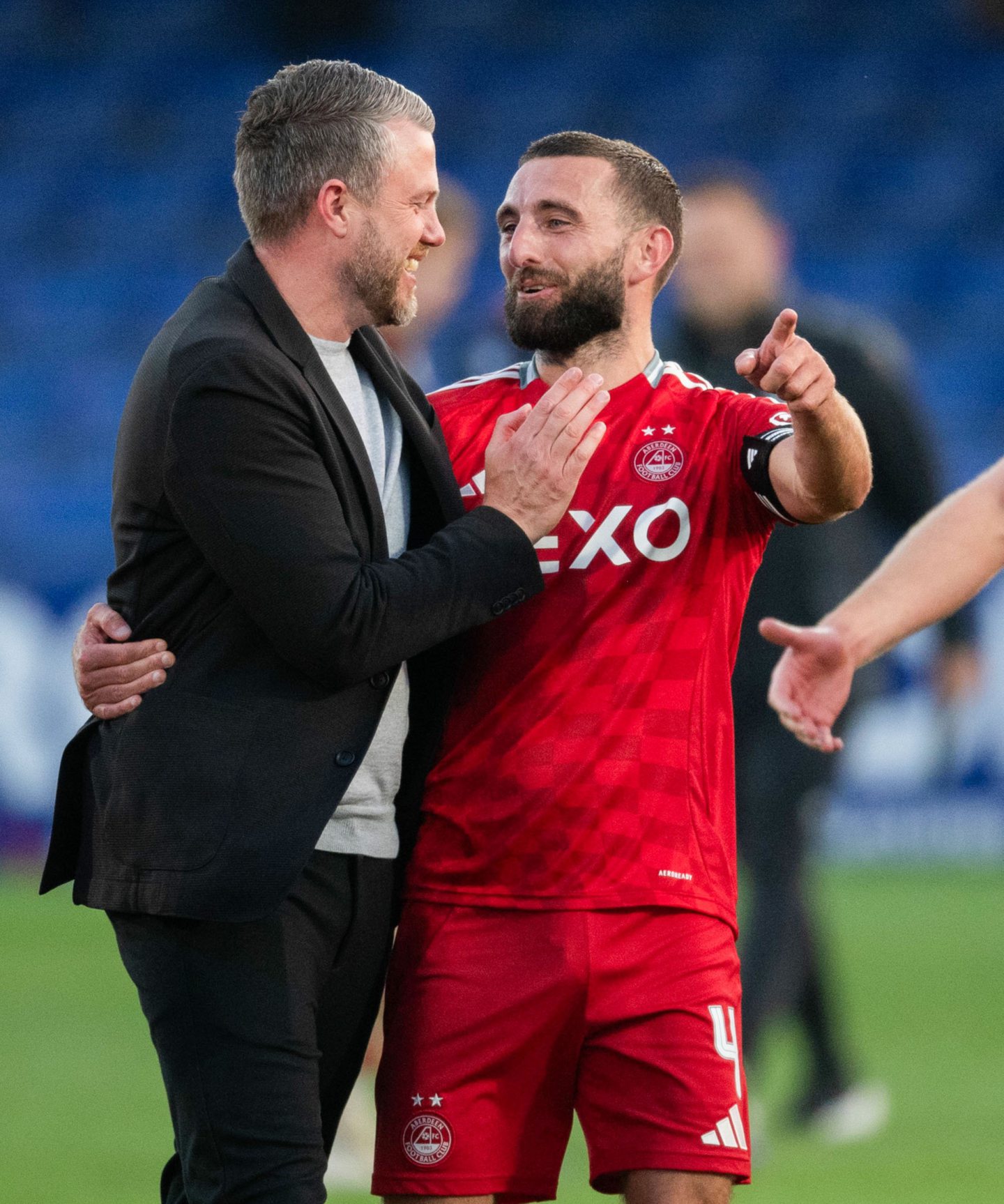 Aberdeen manager Jimmy Thelin and Graeme Shinnie at full time after the 1-0 win against Ross County. Image; SNS 