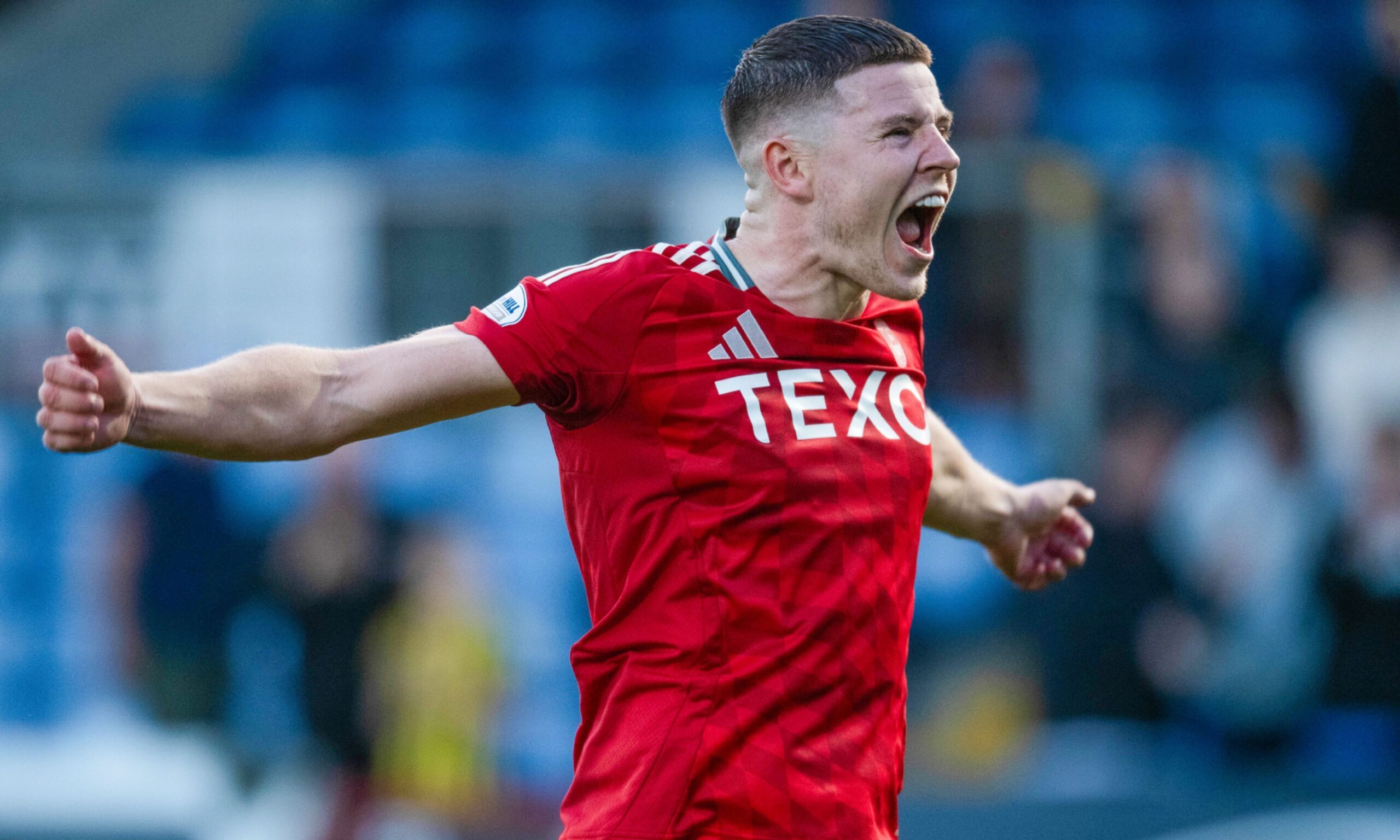 Aberdeen's Kevin Nisbet celebrates after scoring a late winner against Ross County. Image: SNS