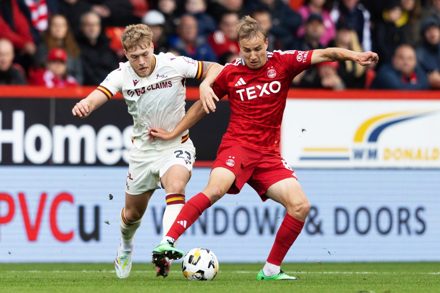 Aberdeen's Topi Keskinen and Motherwell's Ewan Wilson in action. Image: SNS 