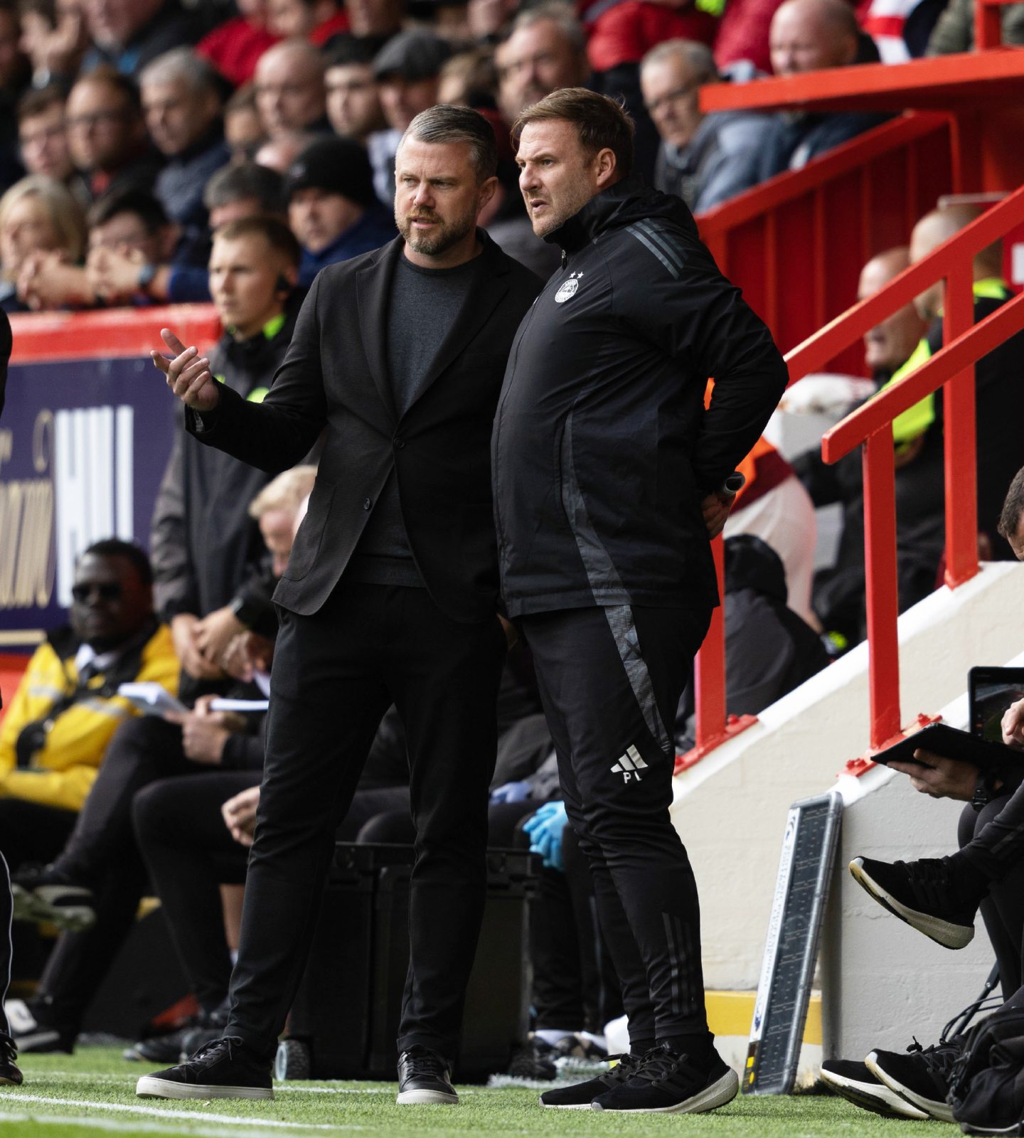 Aberdeen manager Jimmy Thelin and First Team Coach Peter Leven during the 2-1 win against Motherwell. Image: SNS 