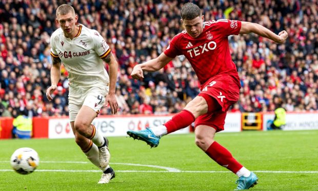 Aberdeen's Kevin Nisbet has a shot as Motherwell's Liam Gordon watches on. Image: SNS