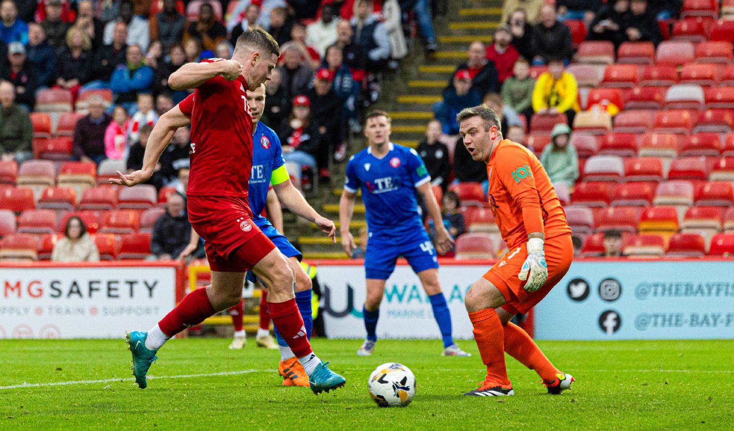 Aberdeen's Kevin Nisbet scores to make it 2-0 during a Premier Sports Cup quarter-final match against Spartans. Image: SNS 