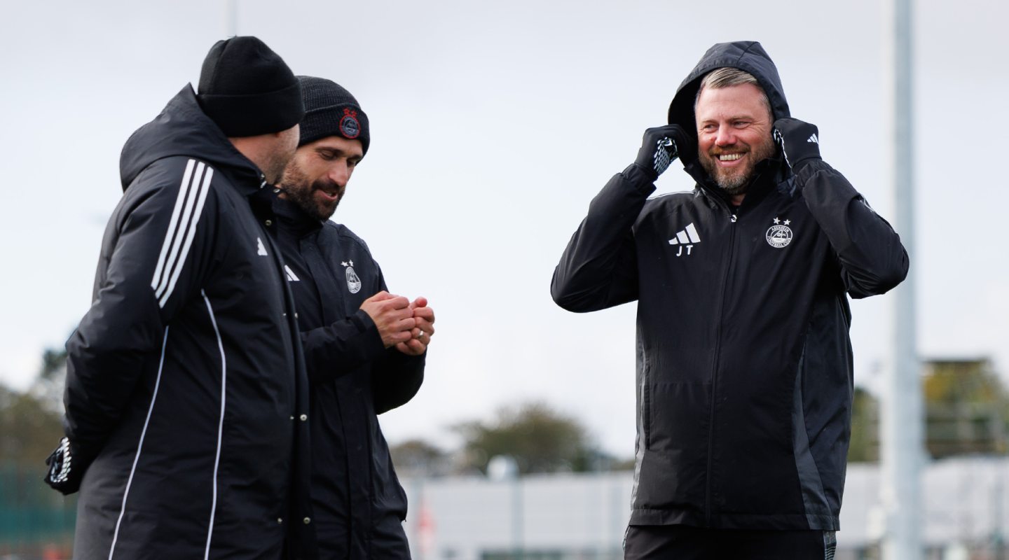 Aberdeen manager Jimmy Thelin (r) during a training session at Cormack Park. Image: SNS 