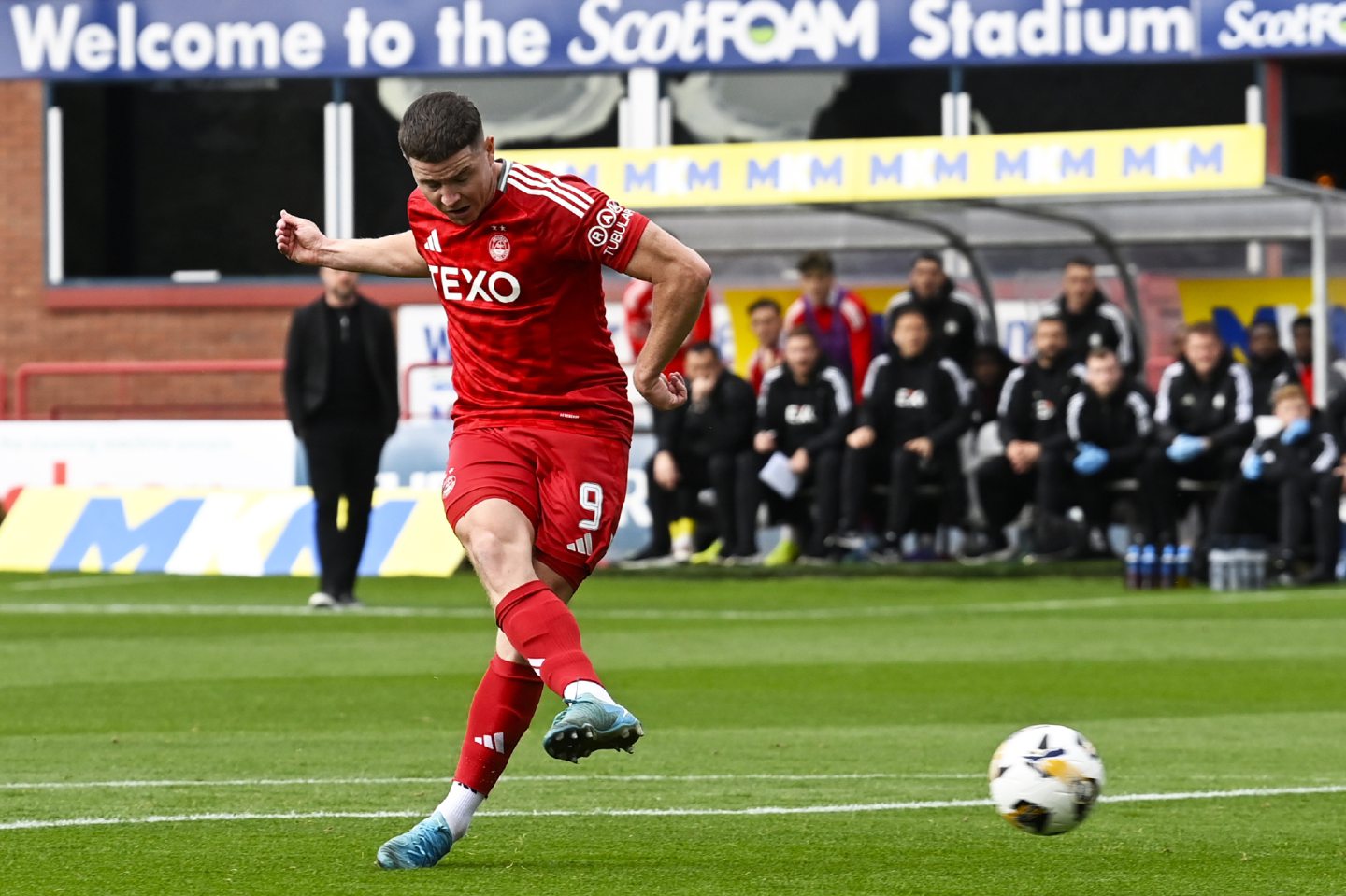 Aberdeen's Kevin Nisbet scores to make it 1-0 against Dundee in the Premiership. Image: SNS 