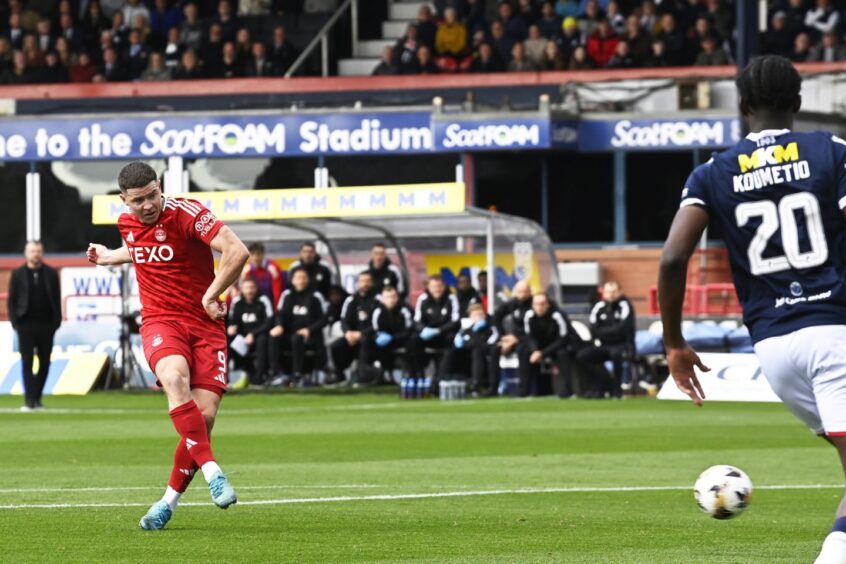 Aberdeen's Kevin Nisbet scores to make it 1-0 away to Dundee in the Premiership. Image: SNS