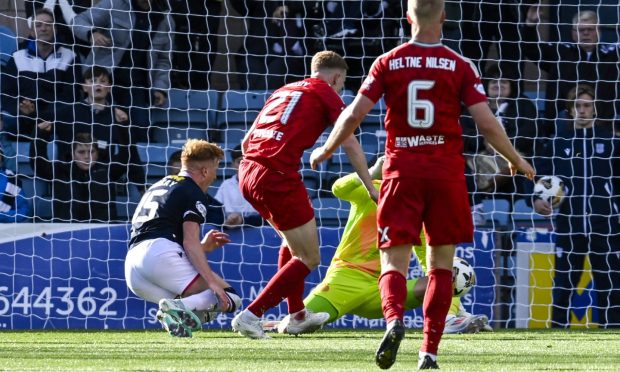 Dundee are awarded a penalty after Aberdeen's Gavin Molloy fouls Simon Murray. Image: SNS.