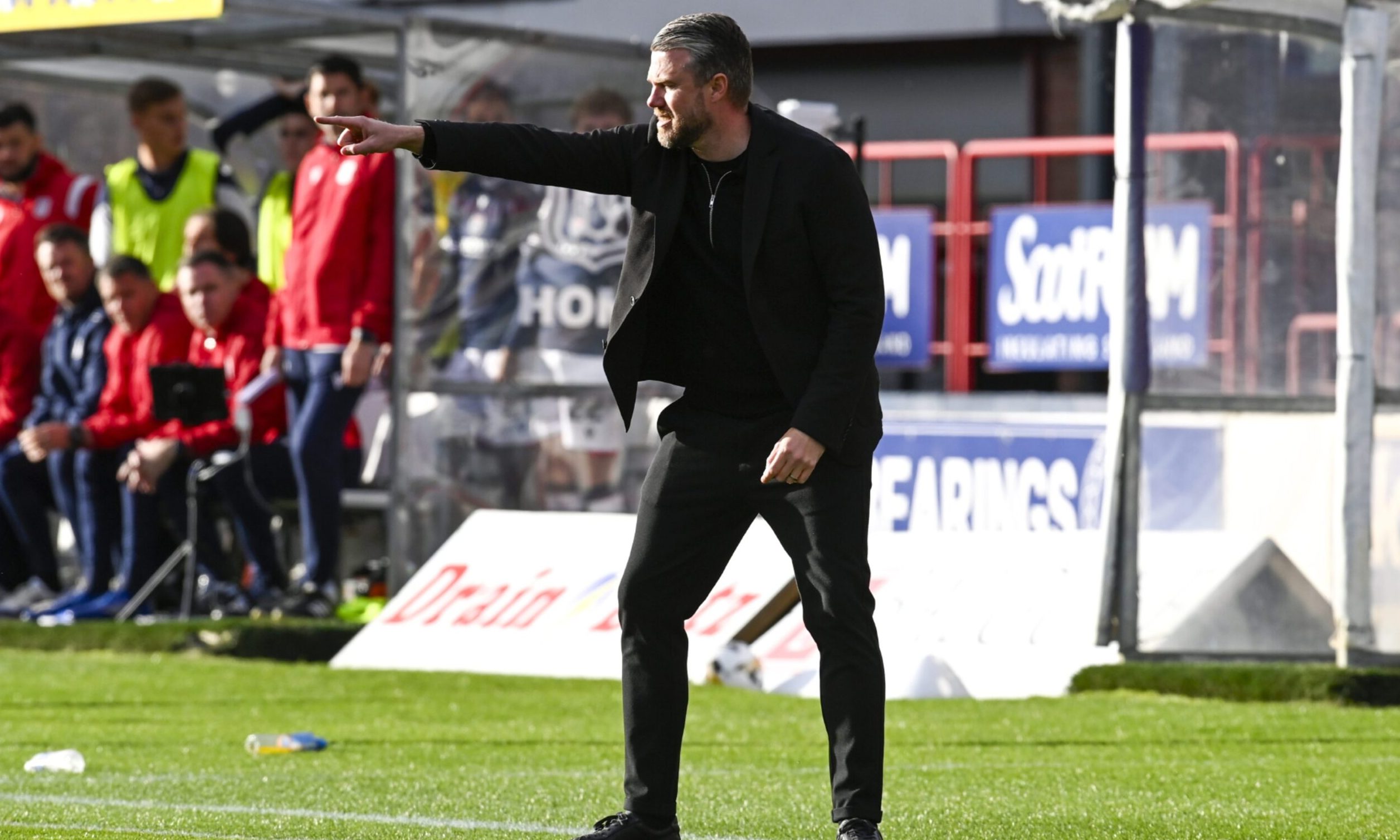 Aberdeen manager Jimmy Thelin during the 2-1 win at Dundee. Image: SNS