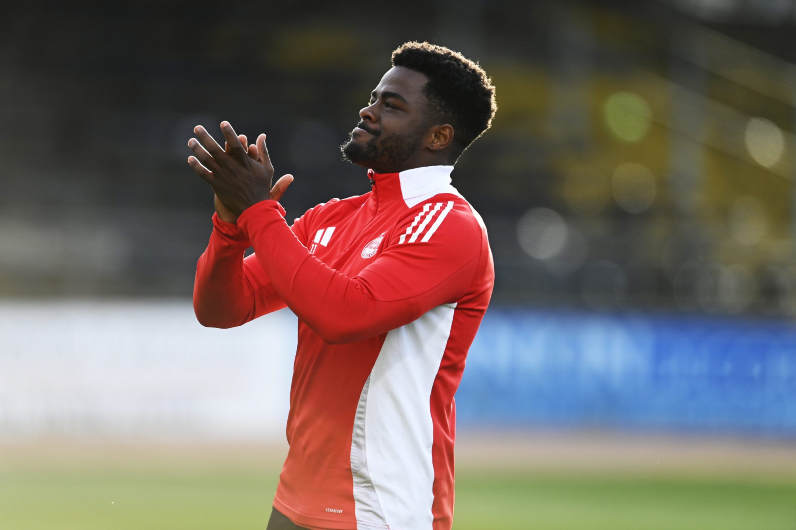 Aberdeen's Duk applauds supporters at full-time after the 2-1 win against Dundee. Image: SNS 