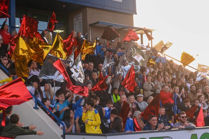 Crowds roaring in support of both sides at the charity match. Image: Darrell Benns/DC Thomson