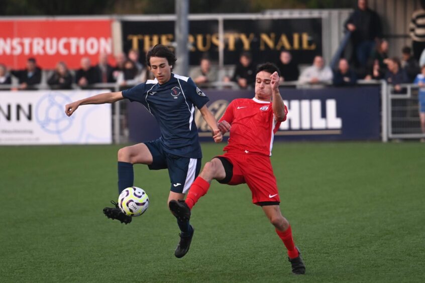 Pictured are players challenging for the ball. Image: Darrell Benns/DC Thomson