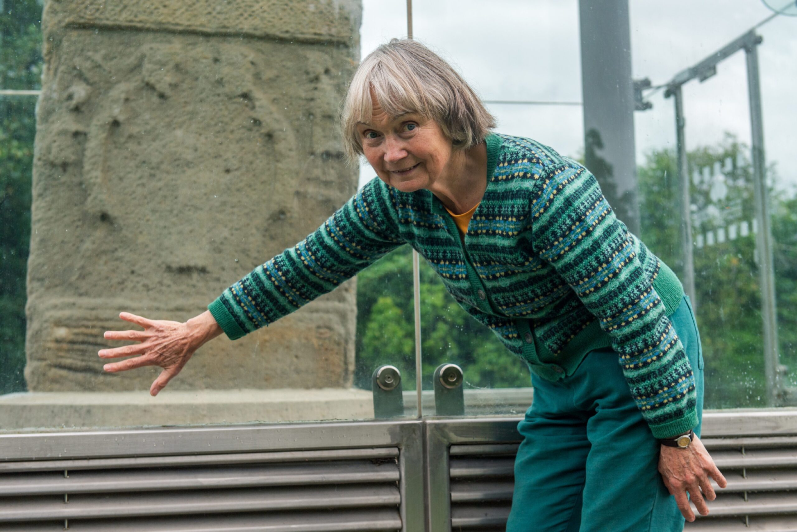 Jane Geddes explaining the scene at the base of Sueno's Stone in Forres. 